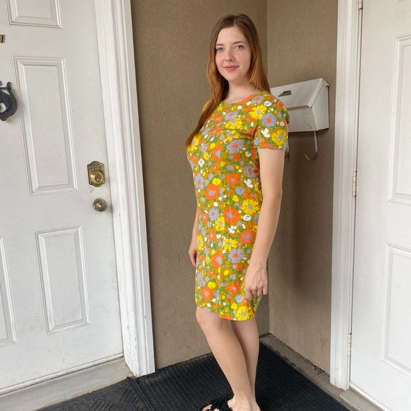 1960s Handmade Yellow Floral Wiggle Dress - Picture 2 of 4
